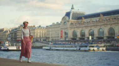 Paris 'teki Orsay Müzesi' nde yürüyen genç bir kadın.