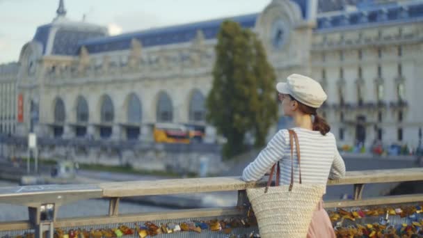 パリの川の橋の上の魅力的な女性 — ストック動画