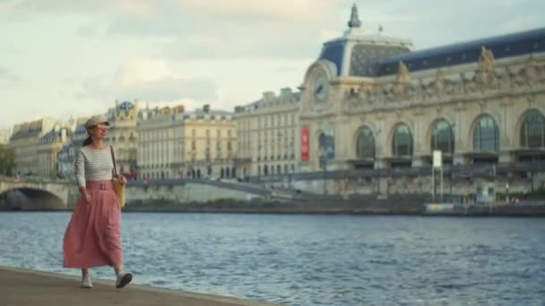 Menina Atraente Andando Longo Passeio Paris — Vídeo de Stock