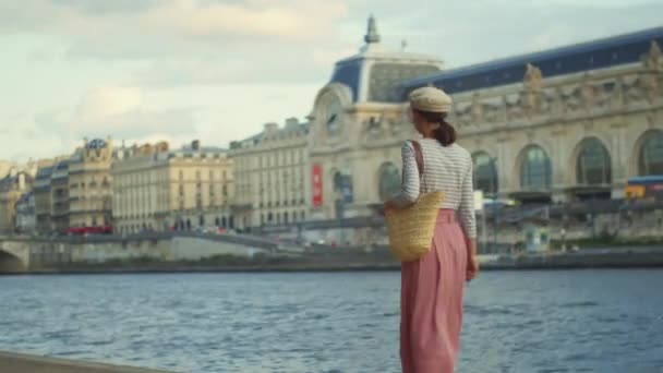 Jovem Turista Caminhando Longo Passeio Paris — Vídeo de Stock