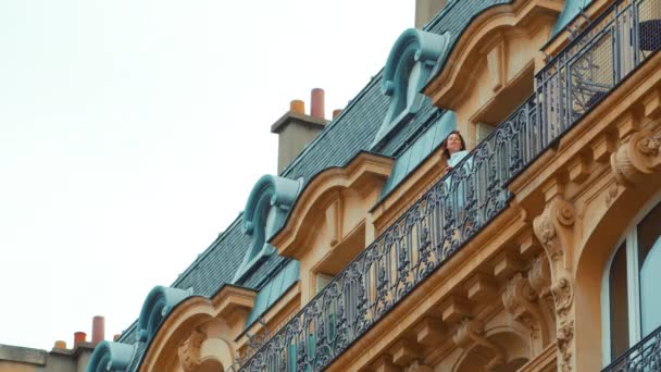 Jeune Fille Chemise Blanche Sur Balcon Paris France — Video