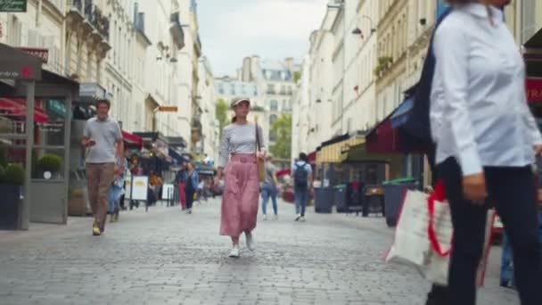 Привлекательная Девушка Идущая Улице Париже — стоковое видео
