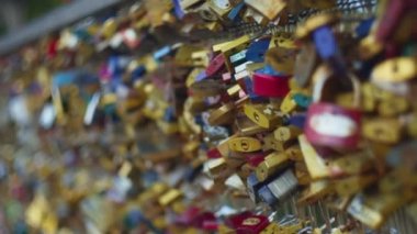 Paris, Fransa 'daki köprüde birçok kilit var.