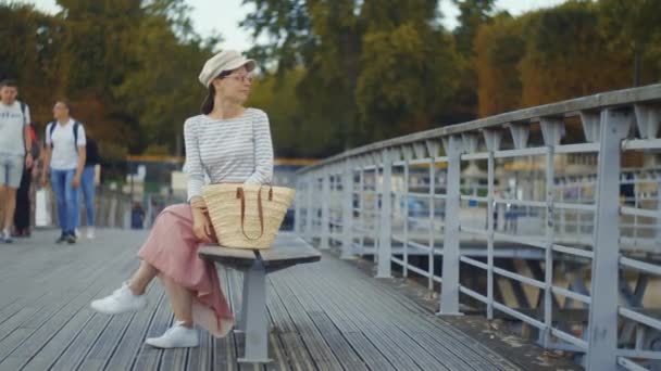 Chica Joven Banco Francia — Vídeo de stock