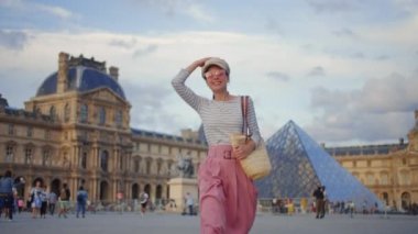 Paris 'teki Louvre meydanında mutlu bir kız.