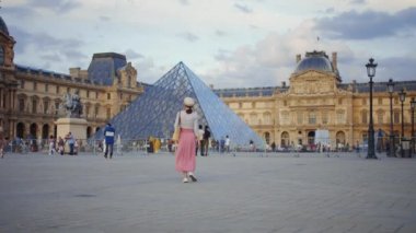 Paris 'teki Louvre Müzesi' nde genç bir kadın, ağır çekim.