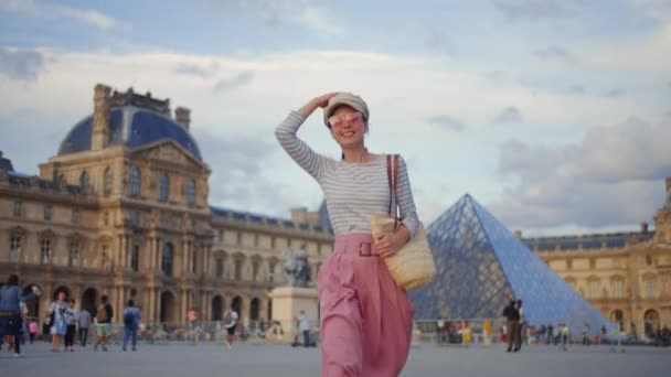 Ευτυχισμένο Κορίτσι Στην Πλατεία Κοντά Στο Λούβρο Στο Παρίσι — Αρχείο Βίντεο