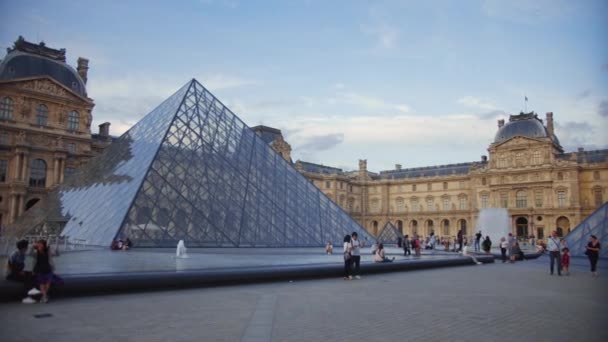 Toeristen Het Plein Van Het Museum Parijs — Stockvideo