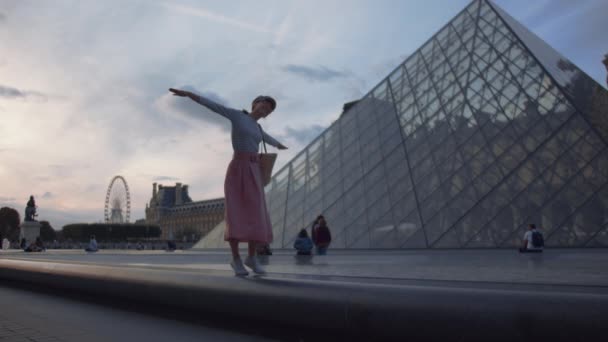 Glimlachend Meisje Het Louvre Plein Avond — Stockvideo