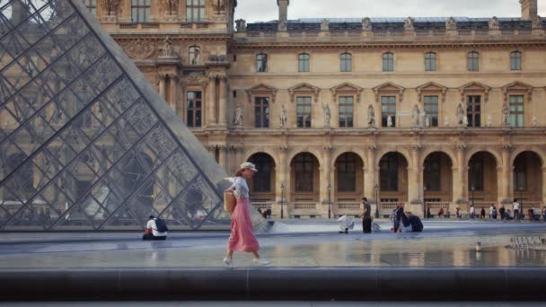 在巴黎的宫殿里 迷人的女孩 — 图库视频影像