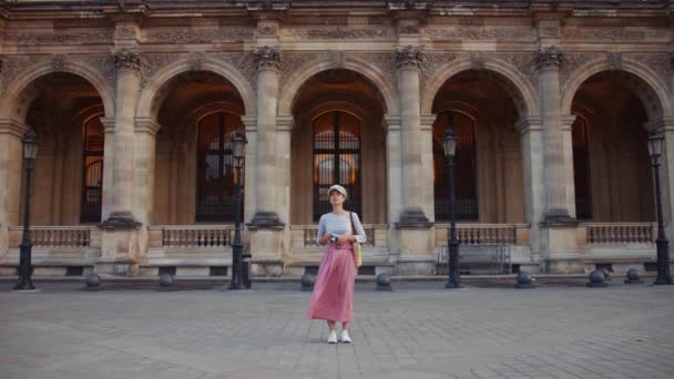 Молодий Турист Ретро Камерою Парижі Франція — стокове відео
