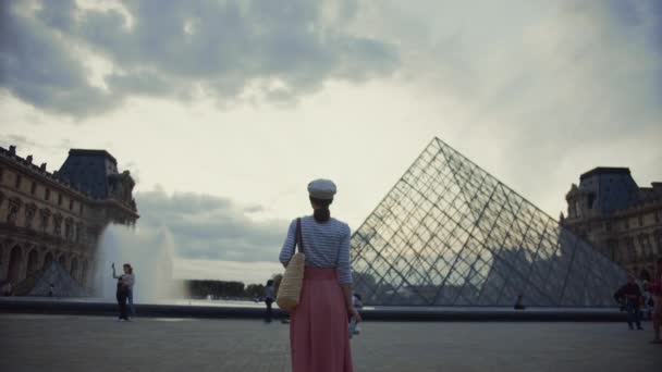 Fiatal Turista Egy Párizsi Múzeumban Franciaországban — Stock videók