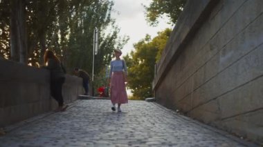 Fransa, Paris 'te yürüyen güzel bir kadın