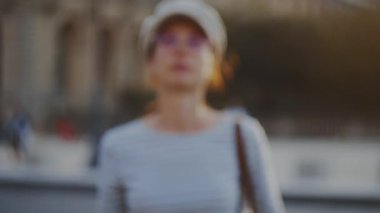 Paris 'te güzel bir kadın, yakın plan.