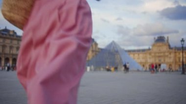 Paris, Fransa 'daki Louvre Müzesinde genç bir turist.