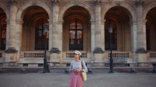 Atractivo Fotógrafo Con Una Cámara Retro París Francia — Vídeos de Stock