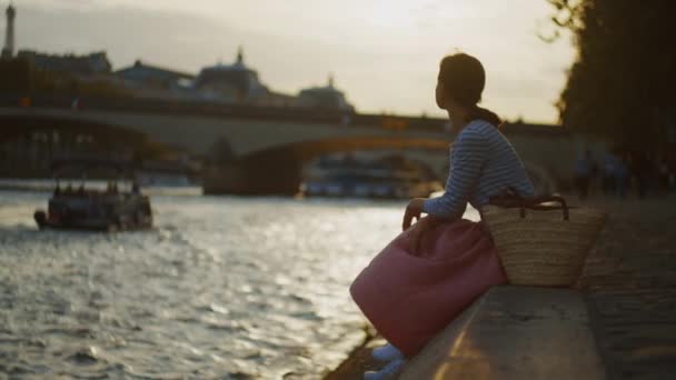 Молодая Девушка Реки Париже Франция — стоковое видео