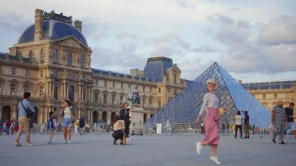 在巴黎卢浮宫的广场上微笑的女孩 — 图库视频影像
