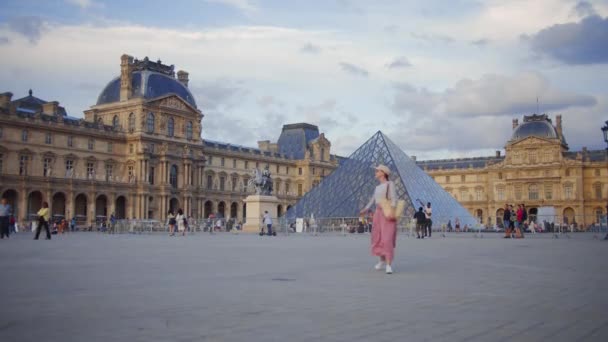 在法国巴黎卢浮宫的广场上微笑的女孩 — 图库视频影像