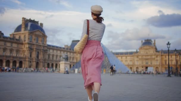 Happy Tourist Louvre Museum Paris France — Stock Video