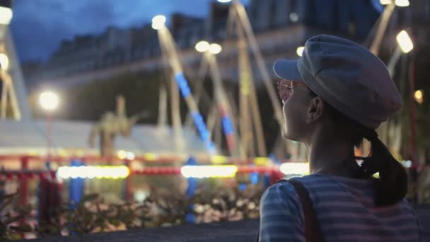 Молодая Девушка Парке Развлечений Ночью Париж — стоковое видео