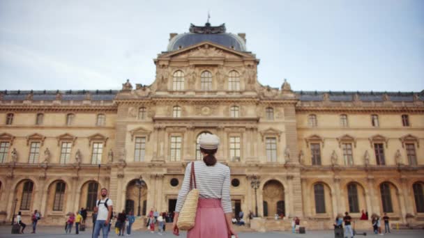 Ung Turist Berömd Historisk Byggnad Paris — Stockvideo