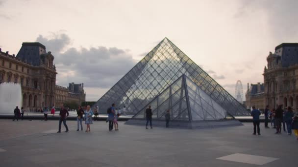 Jong Meisje Het Plein Het Louvre Zomer — Stockvideo