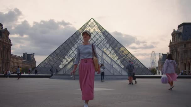 巴黎卢浮宫的年轻游客 带着复古相机 — 图库视频影像