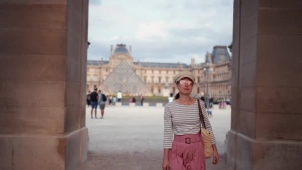 Ein Junges Mädchen Tritt Paris Einen Bogen — Stockvideo