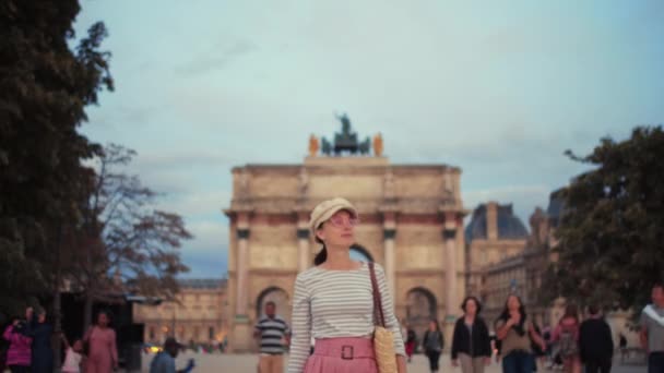 巴黎卡鲁索拱门旁边的年轻女子 — 图库视频影像
