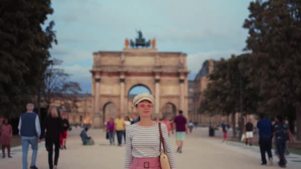 Attraente Turista Dall Arco Carrousel Parigi — Video Stock