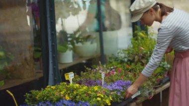 Çiçekçide genç bir kadın. 