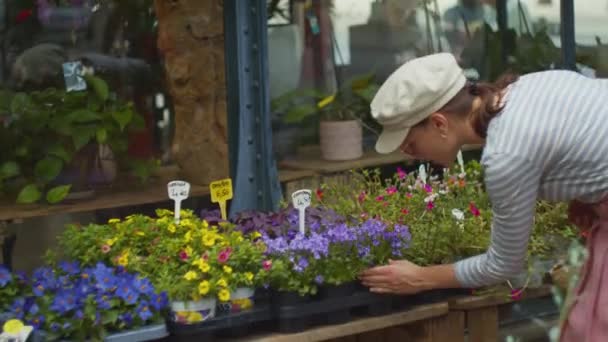 Cliente jovem escolhendo uma flor — Vídeo de Stock