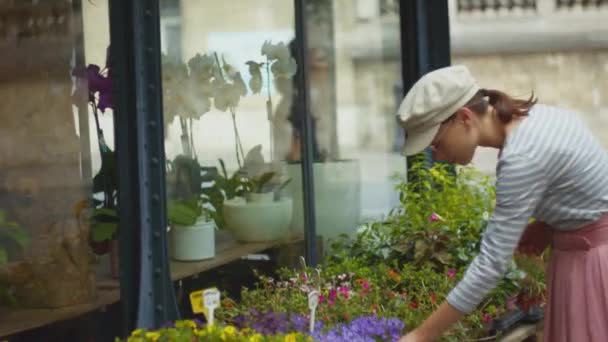 お店でお花を選ぶ若いお客様 — ストック動画