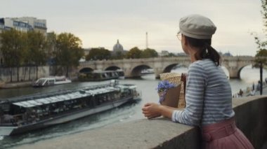 Köprüde çiçekli genç bir kadın, Paris