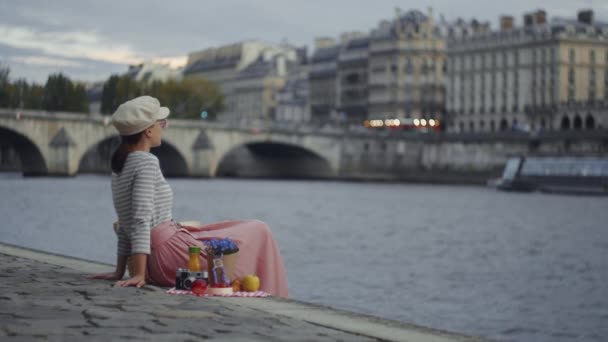 Ung Kvinna Avkopplande Vid Seine Paris — Stockvideo