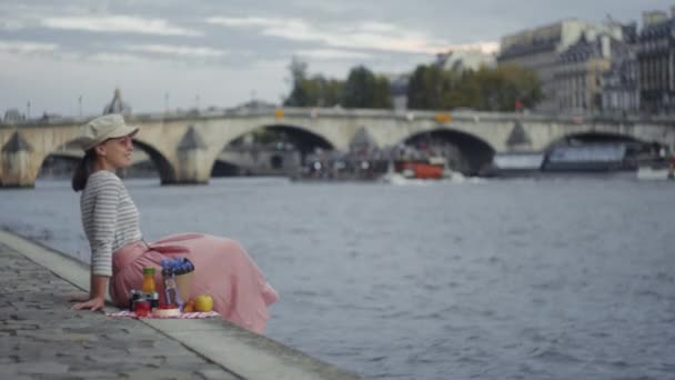 Счастливая Девушка Реки Париже Франция — стоковое видео
