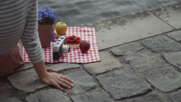 Picnic Una Chica Joven Junto Río Cerca — Vídeo de stock