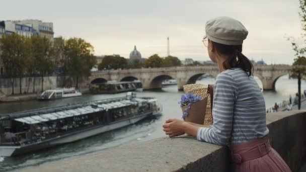Köprüde Çiçekli Genç Bir Kadın Paris — Stok video