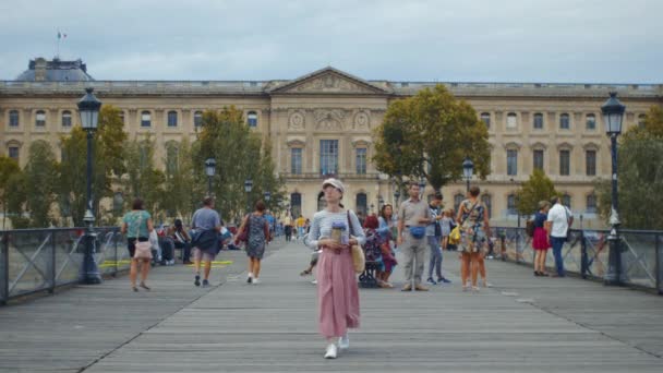 Menina Atraente Com Campanula Paris França — Vídeo de Stock