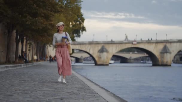 Chica Sonriente Con Una Flor Caminando Por Puente — Vídeos de Stock