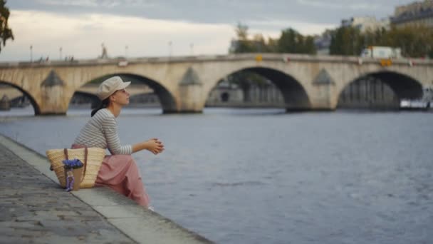 Attractive Young Girl Bridge Paris — Stock Video