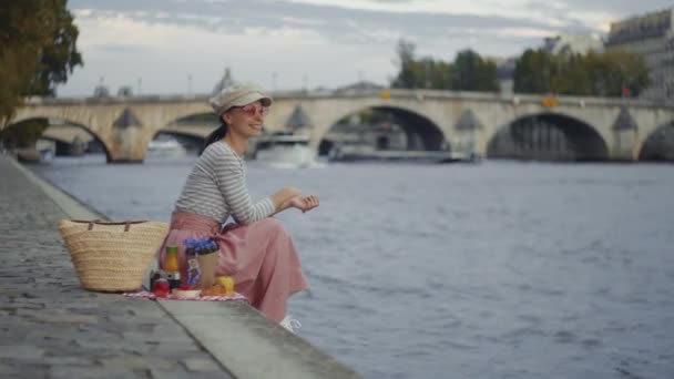 Νεαρή Κοπέλα Πικ Νικ Δίπλα Στο Ποτάμι Στο Παρίσι — Αρχείο Βίντεο