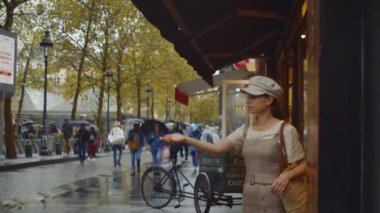 Paris 'te yağmur arayan genç bir kadın