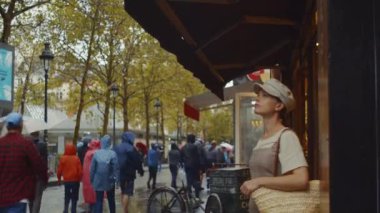 Paris 'te yağmur arayan çekici bir genç kız.