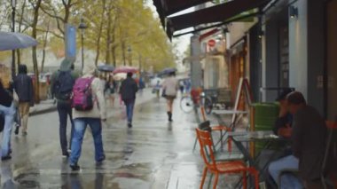 Paris, Fransa 'da yağmurda çekici bir kadın.