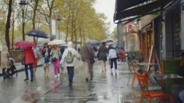 Paris, Fransa 'da yağmurda genç bir kadın