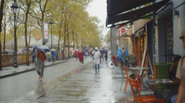 Paris 'te yağmurda genç bir turist