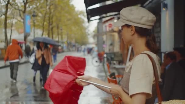 Fiatal Lány Piros Esernyővel Európában — Stock videók