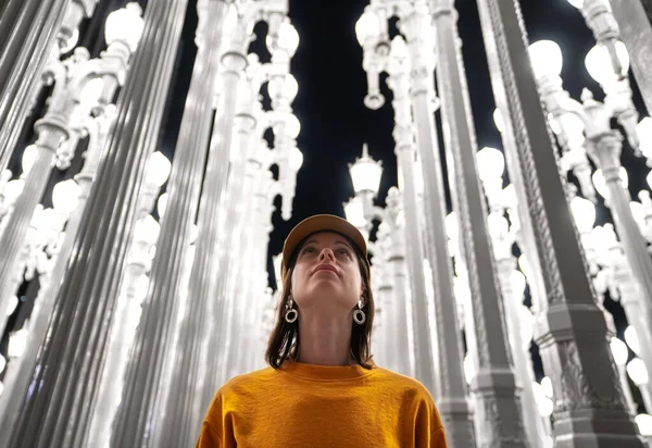 Mujer Joven Las Linternas Los Ángeles Estados Unidos — Foto de Stock